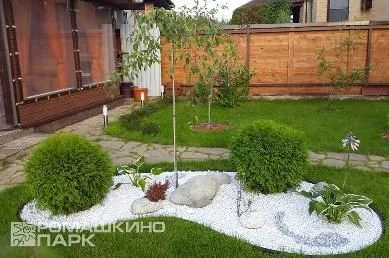 Ландшафтная композиция в белой отсыпке