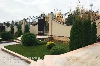 Хвойные деревья и кустарники в оформлении парадной входной группы